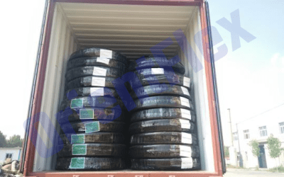 Se cargó un contenedor de manguera de succión y entrega de agua de caucho