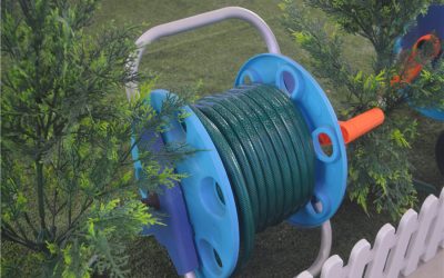 ¿Cómo se almacena una manguera de jardín para evitar torceduras y daños?