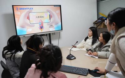 El departamento de recursos humanos capacitando a los nuevos integrantes en Orientflex